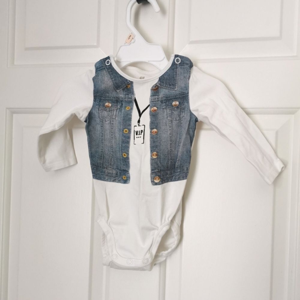 3/$20 H&M long sleeve onesie 4-6 m